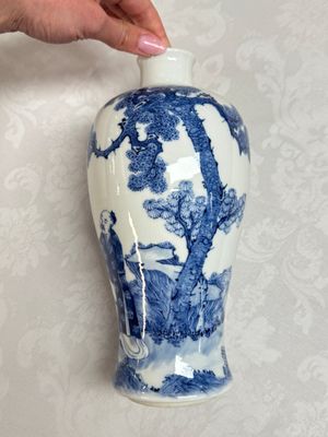 A pair of Chinese blue and white 'Meiping' vases with figures and a poem, signed Xu Banqiu 徐半秋, Kangxi mark, 19th C. — foto 9