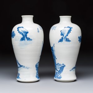A pair of Chinese blue and white 'Meiping' vases with figures and a poem, signed Xu Banqiu 徐半秋, Kangxi mark, 19th C. — foto 2