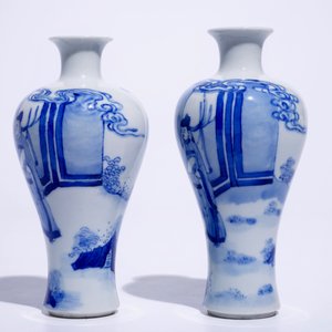 A pair of Chinese blue and white meiping vases with figures in Kangxi style, 19/20th C. — 照片 2