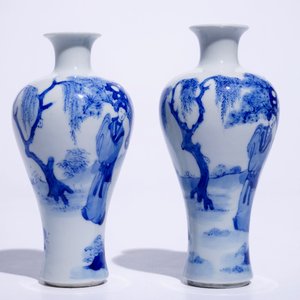 A pair of Chinese blue and white meiping vases with figures in Kangxi style, 19/20th C. — 照片 4