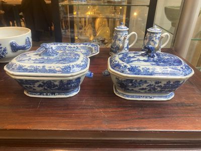A pair of Chinese blue and white miniature chocolate jugs and three tureens, Qianlong — 照片 11