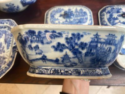 A pair of Chinese blue and white miniature chocolate jugs and three tureens, Qianlong — 照片 16