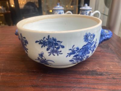 A pair of Chinese blue and white miniature chocolate jugs and three tureens, Qianlong — 照片 6