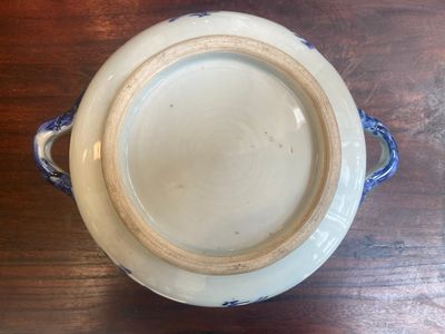 A pair of Chinese blue and white miniature chocolate jugs and three tureens, Qianlong — 照片 8