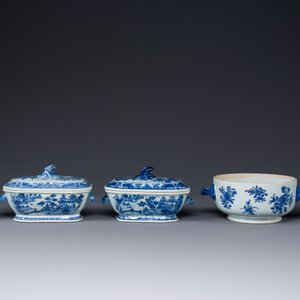 A pair of Chinese blue and white miniature chocolate jugs and three tureens, Qianlong — 照片 3