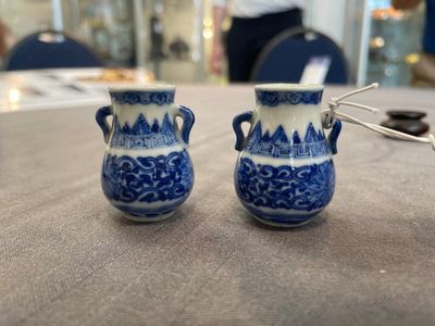 A pair of Chinese blue and white miniature 'hu' vases on wooden stands, Kangxi mark, 19th C. — photo 1
