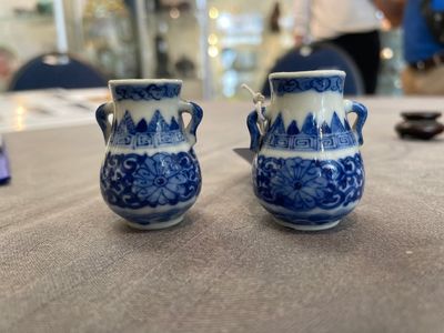 A pair of Chinese blue and white miniature 'hu' vases on wooden stands, Kangxi mark, 19th C. — photo 2