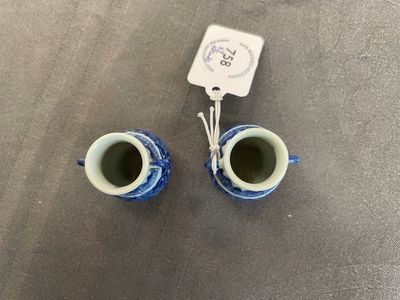 A pair of Chinese blue and white miniature 'hu' vases on wooden stands, Kangxi mark, 19th C. — photo 3