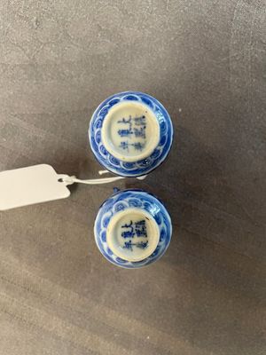 A pair of Chinese blue and white miniature 'hu' vases on wooden stands, Kangxi mark, 19th C. — photo 4