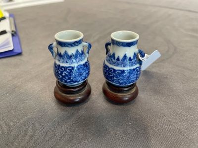 A pair of Chinese blue and white miniature 'hu' vases on wooden stands, Kangxi mark, 19th C. — photo 5