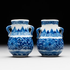 A pair of Chinese blue and white miniature 'hu' vases on wooden stands, Kangxi mark, 19th C. — photo 1