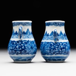 A pair of Chinese blue and white miniature 'hu' vases on wooden stands, Kangxi mark, 19th C. — photo 2