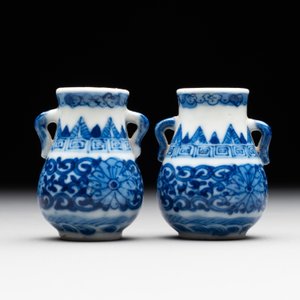 A pair of Chinese blue and white miniature 'hu' vases on wooden stands, Kangxi mark, 19th C. — photo 3
