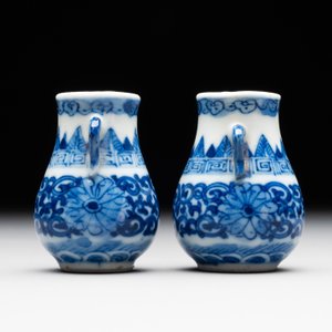 A pair of Chinese blue and white miniature 'hu' vases on wooden stands, Kangxi mark, 19th C. — photo 4