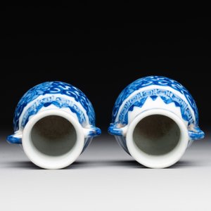 A pair of Chinese blue and white miniature 'hu' vases on wooden stands, Kangxi mark, 19th C. — photo 5
