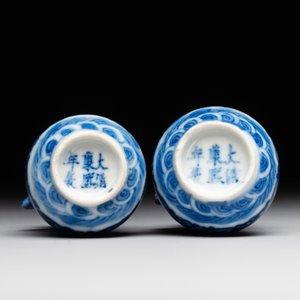 A pair of Chinese blue and white miniature 'hu' vases on wooden stands, Kangxi mark, 19th C. — photo 6