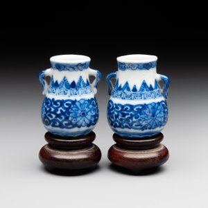 A pair of Chinese blue and white miniature 'hu' vases on wooden stands, Kangxi mark, 19th C. — photo 7