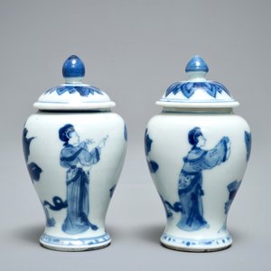 A pair of Chinese blue and white miniature vases and covers or tea caddies, Kangxi — photo 4