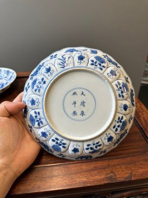 A pair of Chinese blue and white 'Mongolian hunting scene' plates and a pair of plates with floral design, Chenghua and Kangxi mark, Kangxi — 照片 12