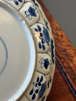 A pair of Chinese blue and white 'Mongolian hunting scene' plates and a pair of plates with floral design, Chenghua and Kangxi mark, Kangxi — 照片 15
