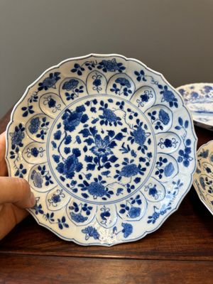 A pair of Chinese blue and white 'Mongolian hunting scene' plates and a pair of plates with floral design, Chenghua and Kangxi mark, Kangxi — 照片 2