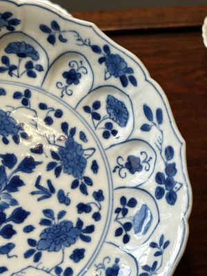 A pair of Chinese blue and white 'Mongolian hunting scene' plates and a pair of plates with floral design, Chenghua and Kangxi mark, Kangxi — 照片 4
