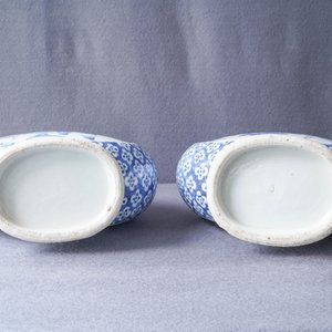 A pair of Chinese blue and white 'moonflask' vases and a covered jar, 19th C. — photo 12