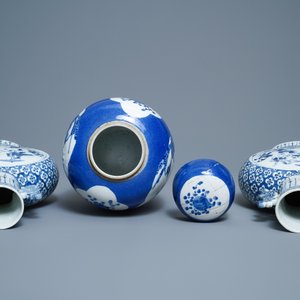 A pair of Chinese blue and white 'moonflask' vases and a covered jar, 19th C. — photo 5