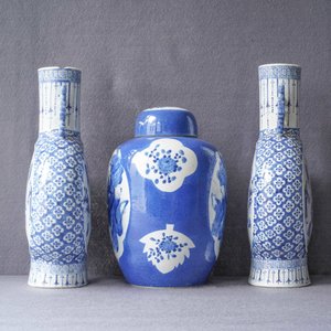 A pair of Chinese blue and white 'moonflask' vases and a covered jar, 19th C. — photo 8