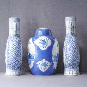 A pair of Chinese blue and white 'moonflask' vases and a covered jar, 19th C. — photo 10