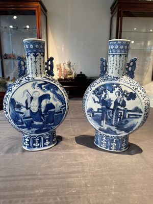 A pair of Chinese blue and white moonflasks or 'bianhu', Kangxi mark, 19th C. — 照片 1