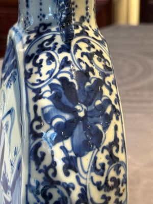 A pair of Chinese blue and white moonflasks or 'bianhu', Kangxi mark, 19th C. — 照片 12