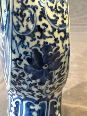 A pair of Chinese blue and white moonflasks or 'bianhu', Kangxi mark, 19th C. — 照片 13
