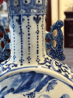 A pair of Chinese blue and white moonflasks or 'bianhu', Kangxi mark, 19th C. — 照片 14
