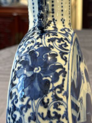 A pair of Chinese blue and white moonflasks or 'bianhu', Kangxi mark, 19th C. — 照片 17