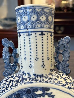 A pair of Chinese blue and white moonflasks or 'bianhu', Kangxi mark, 19th C. — 照片 19