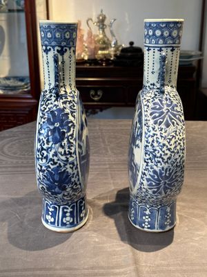 A pair of Chinese blue and white moonflasks or 'bianhu', Kangxi mark, 19th C. — 照片 2