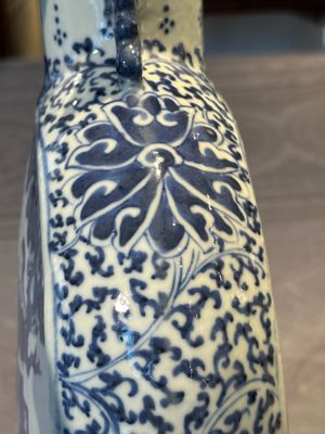 A pair of Chinese blue and white moonflasks or 'bianhu', Kangxi mark, 19th C. — 照片 24