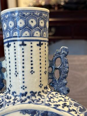 A pair of Chinese blue and white moonflasks or 'bianhu', Kangxi mark, 19th C. — 照片 26