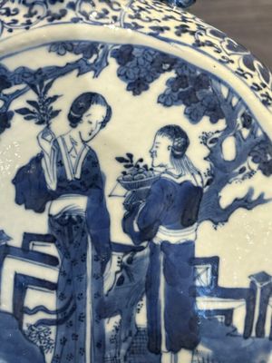A pair of Chinese blue and white moonflasks or 'bianhu', Kangxi mark, 19th C. — 照片 27