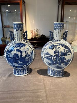 A pair of Chinese blue and white moonflasks or 'bianhu', Kangxi mark, 19th C. — 照片 3