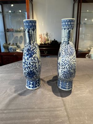 A pair of Chinese blue and white moonflasks or 'bianhu', Kangxi mark, 19th C. — 照片 4