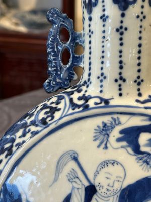 A pair of Chinese blue and white moonflasks or 'bianhu', Kangxi mark, 19th C. — 照片 7