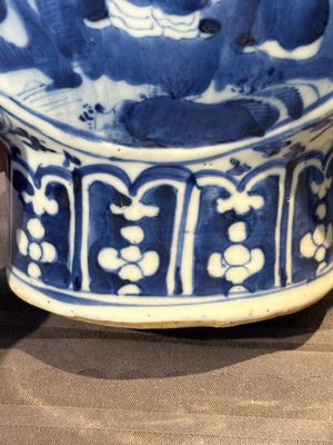 A pair of Chinese blue and white moonflasks or 'bianhu', Kangxi mark, 19th C. — 照片 10