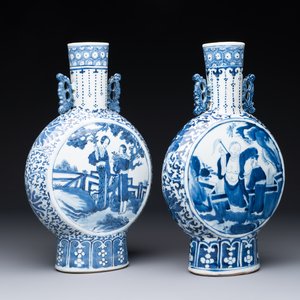 A pair of Chinese blue and white moonflasks or 'bianhu', Kangxi mark, 19th C. — 照片 1