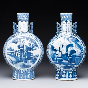 A pair of Chinese blue and white moonflasks or 'bianhu', Kangxi mark, 19th C. — 照片 2