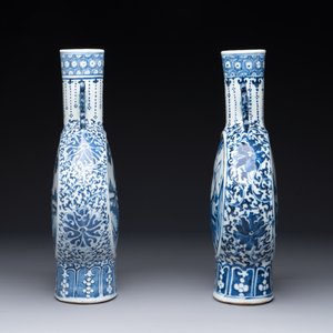 A pair of Chinese blue and white moonflasks or 'bianhu', Kangxi mark, 19th C. — 照片 3