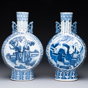 A pair of Chinese blue and white moonflasks or 'bianhu', Kangxi mark, 19th C. — 照片 4