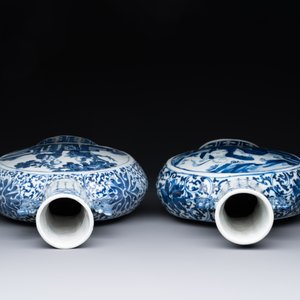 A pair of Chinese blue and white moonflasks or 'bianhu', Kangxi mark, 19th C. — 照片 6