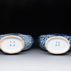 A pair of Chinese blue and white moonflasks or 'bianhu', Kangxi mark, 19th C. — 照片 7